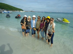 Biển Thái Lan như đẹp hơn vì những người đẹp